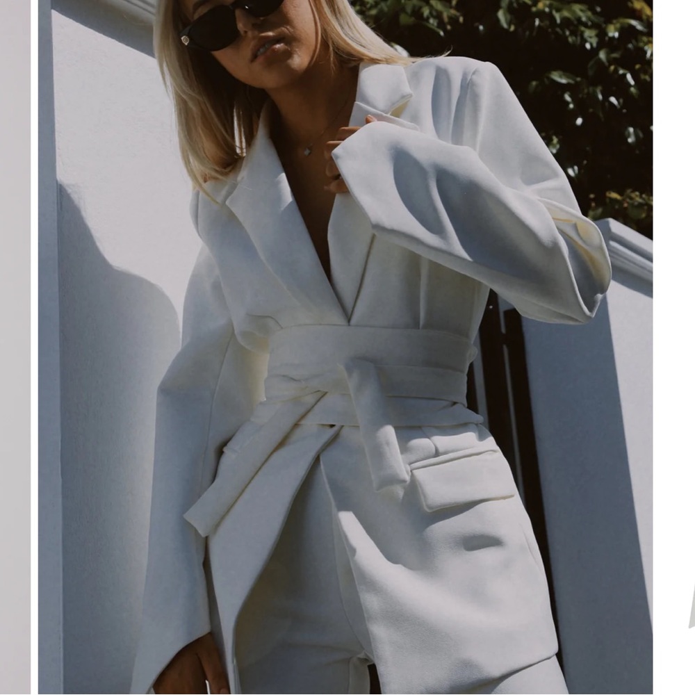 Bright white structured blazer with 2 waist belts odd muse - size small